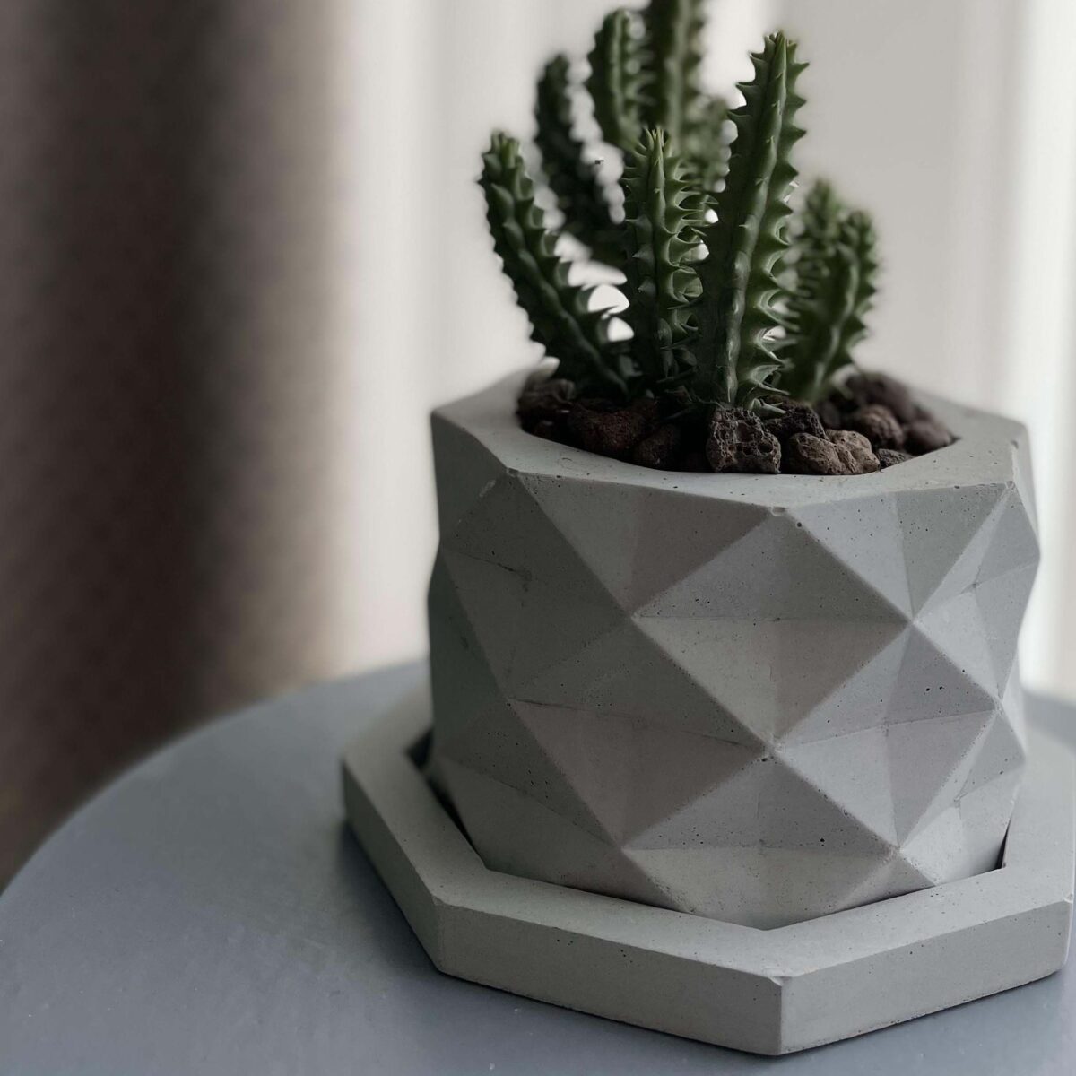 گلدان بتنی اورسی