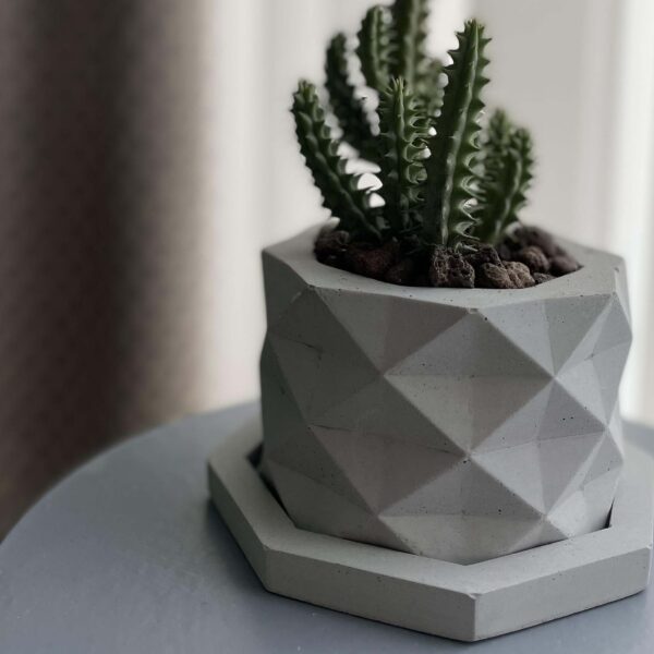 گلدان بتنی اورسی