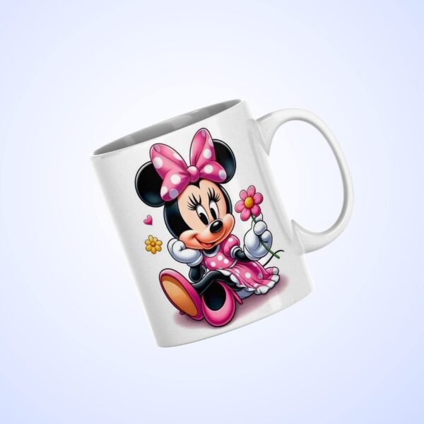 زن میکی موس با گل